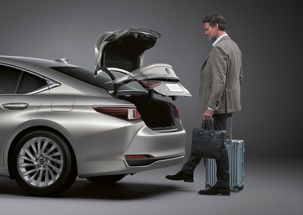 A person opening the boot of a Lexus ES